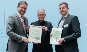 Frank Stieldorf und Enrico Przibylla nahmen die Auszeichnung aus den Händen des Parlamentarischen Staatssekretärs Florian Pronold entgegen. (Foto: BMU Sascha Hilgers)