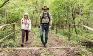 Wanderer auf dem Wald- und Wassererlebnispfad