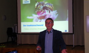 Dr. Hartmut Kretschmer referiert über den rasanten Rückgang der Insekten. (Foto: Jürgen Rammelt)