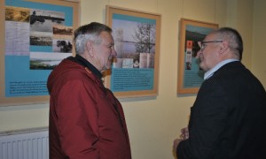 Schulleiter Reinhard Witzlau im Gespräch mit einem Besucher.