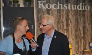 Hannes Gautzsch von "Grünzeug's" im Kochstudio.