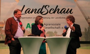 Naturparkleiter Mario Schrumpf im Gespräch mit Moderatorin Heike Götz und Michael Pfaff, Geschäftsführer des Bauernverbandes Deutscher Mittelgebirge.