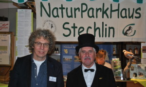 Theodor Fontane alias Wolfgang Trenkler zu Gast am Stand des Naturparks.