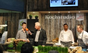 Phil Hartmann von der Manufaktur "Drei Jahreszeiten" aus Altglobsow beim Interview im Kochstudio.