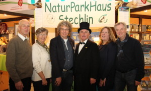 Theodor Fontane alias Wolfgang Trenkler (Stadtführer aus Neuruppin) zu Gast am Stand des Naturparks auf der Grünen Woche in Berlin.