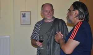 Detlef Hamelau im Gespräch mit einem Besucher.