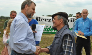 Bodo Schwiegk, Vizepräsident des Landesamtes für Umwelt überreicht Kutscher Jürgen Strache das Zertifikat als Natur- und Landschaftsführer.