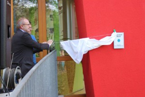 Der stellvertretende Amtsdirektor Wolfgang Schwericke enthüllt zusammen mit ... die Plakette