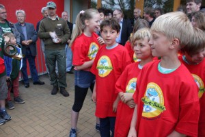 Stolz tragen die Mitglieder der Arbeitsgemeinschaft Menzer Naturforscher ihr T-Shirt mit Maskottchen "Lasse Laubfrosch"