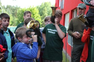 Die jungen Jagdhornbläser geben das Signal für den Start als Naturparkschule.