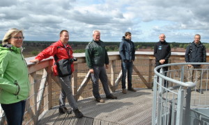 Gruppenfoto mit "Coronaabstand" auf dem Naturbeobachtungsturm.