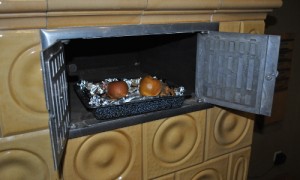 Im Kachelofen warteten schon köstliche Bratäpfel auf die Besucher.