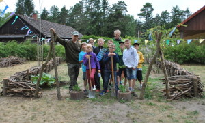 Die AG Menzer Naturforscher mit ihrem Leiter, Naturwächter Thomas Hahn.