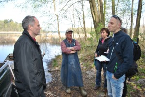 Christian Unselt, Vorsitzender der NABU-Stiftung Nationales Naturerbe im Gespräch mit Fischer Eilke, Silke Oldorff (Naturparkverwaltung) und Dietmar Stehr (Ruppiner Anzeiger) (v.l.n.r.)