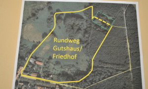 Der neu entstandene Rundweg vom Gutshaus zum Friedhof im Luftbild.