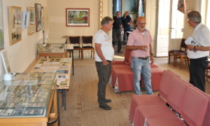 Besucher im Gespräch mit dem Vereinsvorsitzenden Bernd Donner.