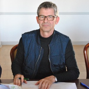 Bernd Ewert bei der Unterzeichnung