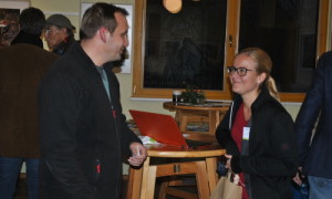 Angeregte Pausendiskussion zwischen Landwirt und Naturland-Beraterin.