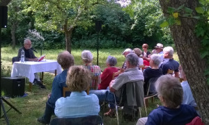 Foto von vorangegangener  Lesung auf der Streuobstwiese.