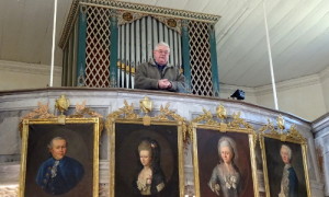Umweltpfarrer a.D. Reinhardt Dalchow empfing die Wanderer in der Zernikower Kirche mit einem Orgelständchen.