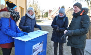 Mit Mütze, Schal und Handschuhe zur Frühlingswanderung.