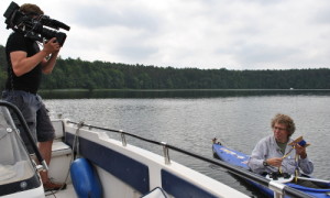 Sichttiefenmessung am Dollgower See vor laufender Kamera
