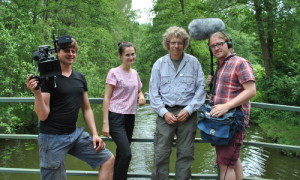 Redakteurin Denise Günther mit ihrem Filmteam am Kagarbach