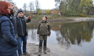 Planer Hermann Wiesing erklärt, wie der See saniert wurde.