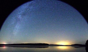 Weil es am Stechlinsee so dunkel ist wie vor Einführung der Glühbirne, kann die Milchstraße dort noch in ihrer vollen Pracht bewundert werden. (Andreas Jechow, IGB/GFZ)