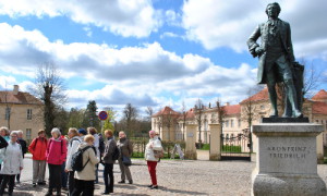 Kronprinz Friedrich begrüßt die weitgereisten Gäste am Eingang des Schloßparks