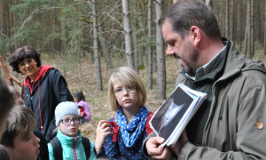 Andreas Boese auf Naturpark-Safari mit den Schülern der Rheinsberger Grundschule.