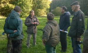 Diskussion mit Anselm Ewert von der unteren Naturschutzbehörde über die optimale Feuchtwiesenpflege.