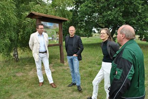 Jan-Pieter Rau, Bürgermeister der Stadt Rheinsberg; Frank Stieldorf, Geschäftsführer der Rheinsberger Preussenquelle; Reta Flütsch, Gestalterin der Infotafel und Hartmut Schliephacke, Ortsvertreter Zühlen beim gemeinsamen Pressetermin am Schulzensee