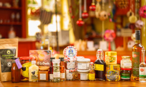 Köstlichkeiten aus der Brandenburgischen Seenplatte in der REGiO-Kiste der Regionalen Entwicklungsgesellschaft Oberhavel-Nord mbH, fotografiert am 12. Juni 2021 in der Tourist-Information Fürstenberg.  © Foto: André Wirsig für die REGIO-Nord mbH