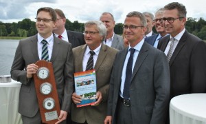 Fototermin der stolzen Eigner, v.l.n.r. Christian Halbeck jun., Eberhard Halbeck sen., und Wirtschaftsminister Albrecht Gerber