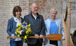 Dr. Heike Wiedenhöft, Roland Resch und Staatssekretärin Dr. Carolin Schilde bei der Staffelstabübergabe.