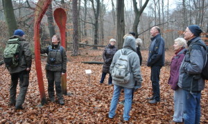 Rüdiger Meyer auf Exkursion mit "seinen" Freiwilligen auf dem Kunstwanderwg am Dagowsee.