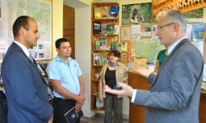 Harald Petzold (rechts) begrüßte die Gäste im NaturParkHaus Stechlin