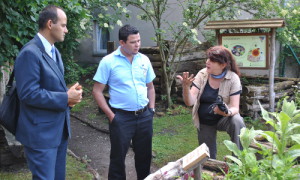 Karin Schlösser erklärt die Pflanzen im Sinnesgarten