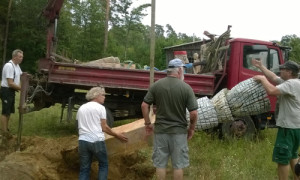Werner Dietrich beim verladen der Skulpturen mit seiner Technik in Neuroofen.