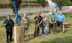 Stolz posieren die fleißigen Helfer vor "ihren Skulpturen"