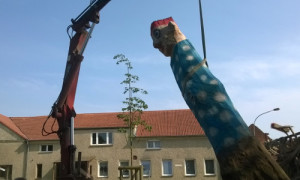 "Horst" erschaffen von Kuno Lomas aus Klein Mutz schwebt am Kranhaken.