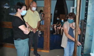 Karin Schlösser stellt die Ausstellung vor.