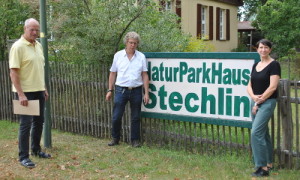 Umweltstaatssekretärin Silvia Bender, Naturparkleiter Mario Schrumpf und Fördervereins-Vorsitzender Jörg R. Brinkmann vor dem NaturParkHaus.