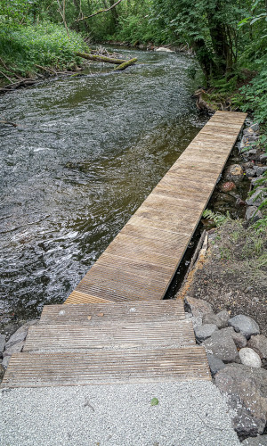 Dre erneuerte Steg im Unterwasser der Sohlgleite Rheinshagen. © NaturSchutzFonds Brandenburg