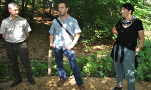 Projektleiter Michael Zauft (Mitte) und Revierförster Matthias Henkel informieren über den Moorwald am Dagowsee.