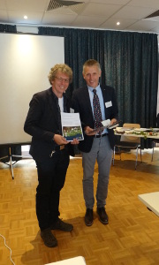 Vo5rstandsvorsitzender Peter Südbeck überreicht die Mitgliedsurkunde an Naturparkleiter Dr. Mario Schrumpf. (Foto: Stephanie Schubert)