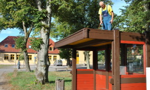 Dank des Dorfvereins ist aus dem Wartehäuschen ein wahres Schmuckstück im Dorfzentrum geworden.