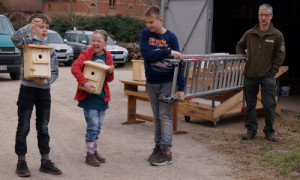 Auf geht es zum Aufhängen der Kästen. © Naturwacht SRL