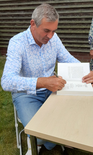 Wladimir Kaminer signiert sein neustes Buch © Silke Oldorff